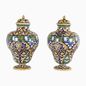 Vasi in stile neorinascimentale in maiolica policroma con coperchi, set di 4