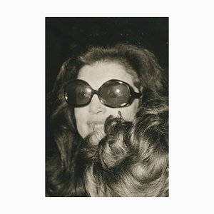 Jackie Kennedy avec Lunettes de Soleil, 1970s, Photographie Noir & Blanc