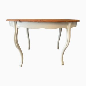 Hölzerner ovaler Tisch mit cremefarbenen Beinen