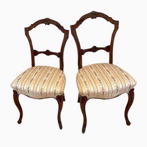 Antike viktorianische Beistellstühle aus geschnitztem Nussholz, 2er Set