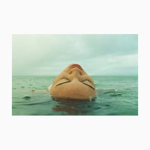 Matthias Clamer, Donna sdraiata a faccia in su nell'acqua, carta fotografica