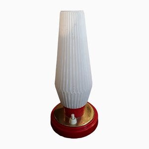 Lampada da comodino vintage in plastica rossa con paralume in vetro ondulato bianco, anni '70