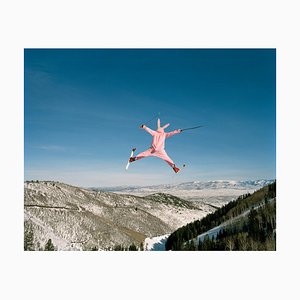 Matthias Clamer, Person mit rosa Bunny Suit Skispringen, Rückansicht, Fotopapier