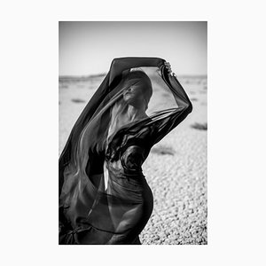 Miljko, retrato artístico abstracto de mujer cubierta con tela negra en el desierto, papel fotográfico