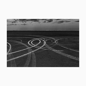 Immagini Mint, immagine invertita monocromatica di tracce di pneumatici su Salt Flats at Dawn, carta fotografica