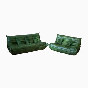 Juego de sofás de dos y tres plazas Togo Mid-Century de cuero verde de Michel Ducaroy para Ligne Roset, años 70. Juego de 2