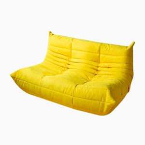 Divano a due posti Togo in microfibra gialla di Michel Ducaroy per Ligne Roset