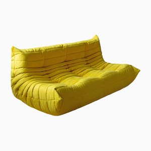 Divano a tre posti Togo in microfibra gialla di Michel Ducaroy per Ligne Roset