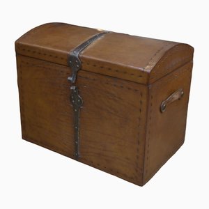 Baúl de cuero, metal remachado y madera