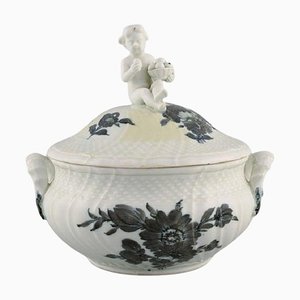 Sopera curvada de porcelana con flores azules de Royal Copenhagen