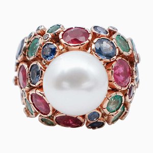 Anello in oro rosa 14K con perle dei mari del Sud, smeraldi, rubini e diamanti