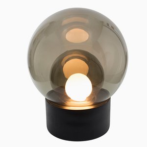 Mittelgroße Boule aus rauchgrauem Glas mit schwarzem Untergestell von Sebastian Herkner für Pulpo & Rosenthal