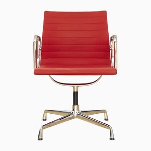 Sedia girevole rossa di Charles & Ray Eames