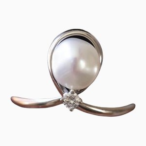 Anello V14k in oro bianco con perla e diamante, anni '60 / '70