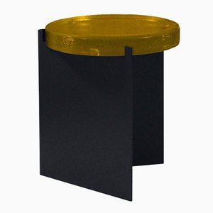 Tavolino Alwa One 5500AB con ripiano color ambra e base nera di Sebastian Herkner per Pulpo