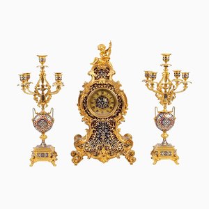 Reloj y candelabros estilo Luis XV de bronce dorado y esmalte cloisonné. Juego de 3