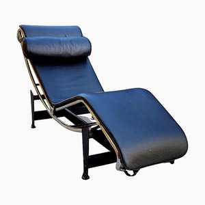 Chaise longue modernista in pelle con struttura cromata