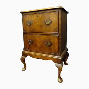 English Lowboy Chest of Drawers in Walnut, 18th Century