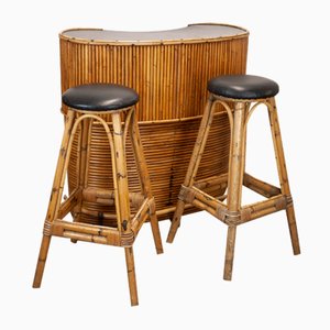 Mueble bar Tiki vintage de bambú con dos taburetes, años 60. Juego de 3