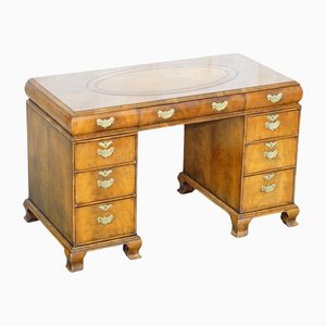 Antiker viktorianischer Partner-Schreibtisch aus braunem Leder & Nussholz