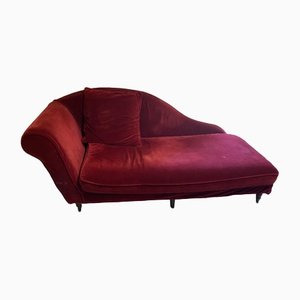 Sofá vintage de terciopelo rojo