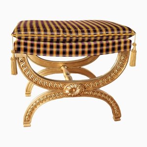 Neoklassizistischer Pouf aus handgeschnitztem Holz