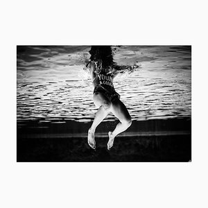 Nendre Zilinskaite / Eyeem, Upside Down Bild von Woman Diving Into in Lake, Fotopapier