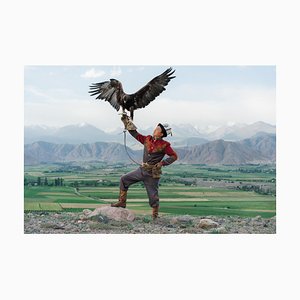 Oleh_slobodeniuk, Eagle Hunter de pie sobre el fondo de las montañas en Kirguistán, Papel fotográfico