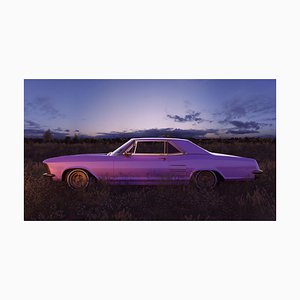 Paul Campbell, Pink 1970er Jahre American Classic Car in a Field It Sunset, Fotopapier