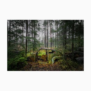 Peter Vahlersvik, auto arrugginita nella foresta, carta fotografica