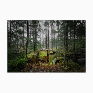 Peter Vahlersvik, Rusty Abandoned Car in Forest, Papel fotográfico