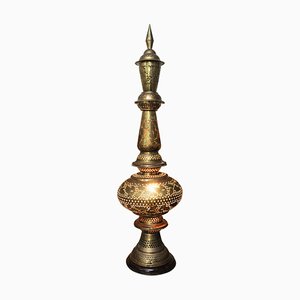 Lampada da tavolo decorativa in ottone, realizzata a mano in stile mediorientale dell'inizio del XX secolo con dettagli traforati su base in legno