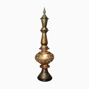 Lámpara de mesa decorativa de latón artesanal de principios del siglo XX con detalles perforados sobre base de madera