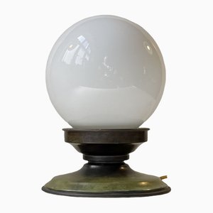Skandinavische Art Deco Tischlampe aus Bronze & weißem Glas