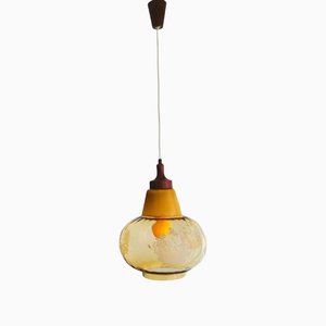 Lámpara colgante estilo modernista de vidrio amarillo y madera, años 60