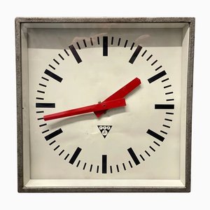 Reloj de fábrica checo industrial cuadrado de Pragotron, años 70
