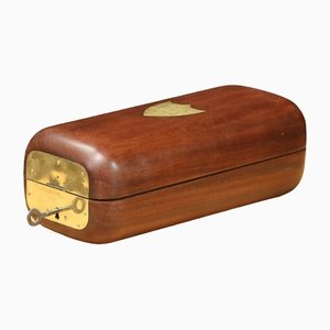 Caja de madera y latón con llave