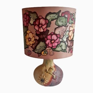 Lámpara de mesa floral con base ovalada de cerámica marrón-beige y pantalla de tela, años 80
