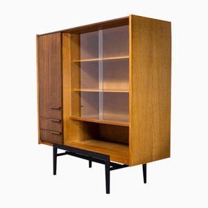 Mueble Mid-Century grande con frontal de vidrio de UP Zavody, años 60