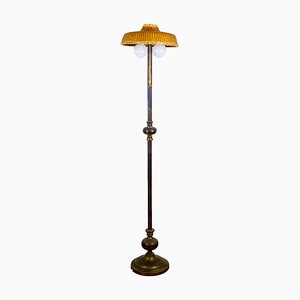 Spanische Stehlampe aus Metall mit Schirm aus Korbgeflecht, 1960er