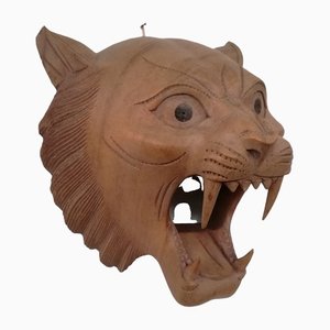 Máscara de madera tallada de tigre rugiente