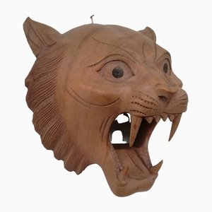 Maschera in legno intagliato di tigre ruggente