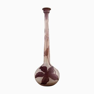 Kunstglas Vase mit schmalem Hals und violettem Muster von Emile Gallé, 20. Jh