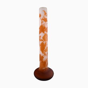 Kolossale antike Vase aus Kunstglas in Milchglas & Orange von Emile Gallé