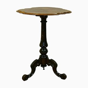 Tavolino vittoriano in radica di noce con bordo smerlato, metà XIX secolo