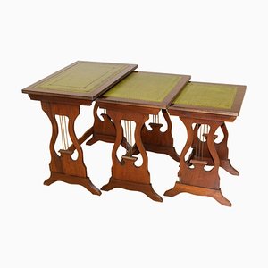 Tables Gigognes en Acajou avec Plateaux en Cuir Vert et Supports en Forme de Harpe, Set de 3