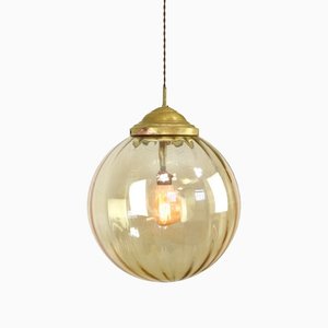Lámpara colgante Mid-Century en forma de globo de vidrio amarillo y latón