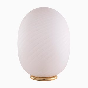 Große Egg Tischlampe aus weißem geätztem Murano Glas mit spiralförmiger Struktur und Messingfuß, 1970er