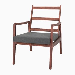 Armlehnstuhl aus Nussholz mit dunkelgrauem Sitz