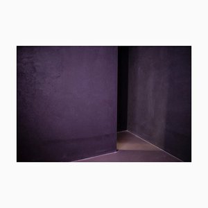 Photographie de Wang Mengmeng, Light and Shadow in the Corner of Gray Interior Concrete Building